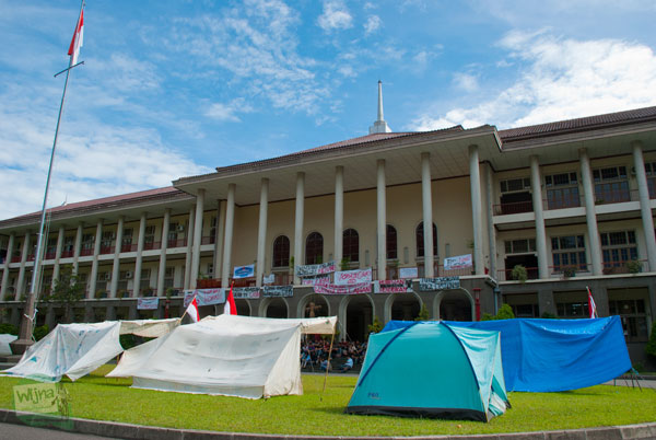 http://www.mblusuk.com/gambar/2011/aksiD3/aksiD3UGM02.jpg