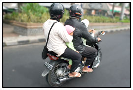 http://www.mblusuk.com/gambar/akrobatmotor01.jpg