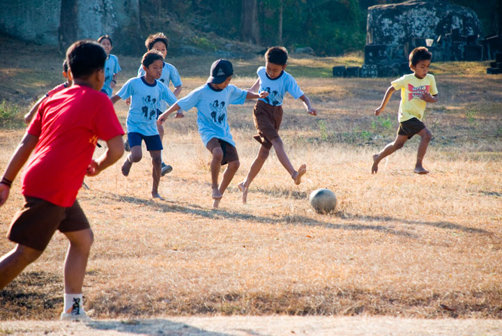 Bermain Bola
