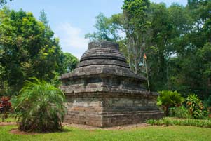 http://www.mblusuk.com/gambar/candi/malang/sumberawantb.jpg