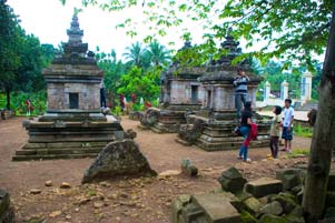 http://www.mblusuk.com/gambar/candi/ngempontb.jpg