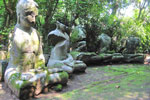 Lima Patung Buddha di Halaman