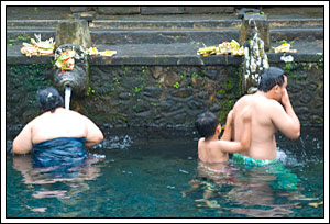 http://www.mblusuk.com/gambar/tourdebali/tirta01.jpg